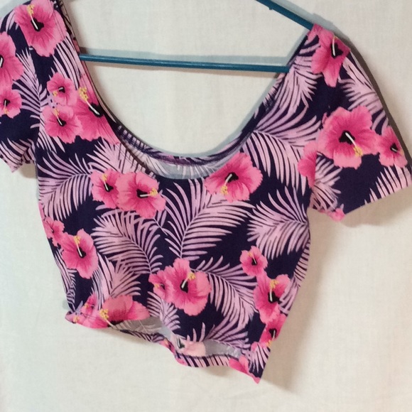 🌸🌸Floral crop top🌸🌸 - Picture 2 of 3